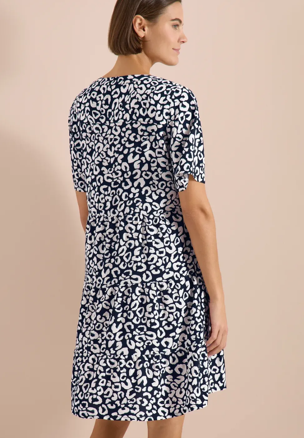 Knielanges Kleid in Crepe-Struktur