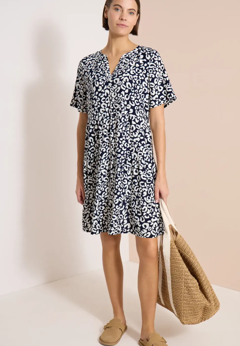 Knielanges Kleid in Crepe-Struktur