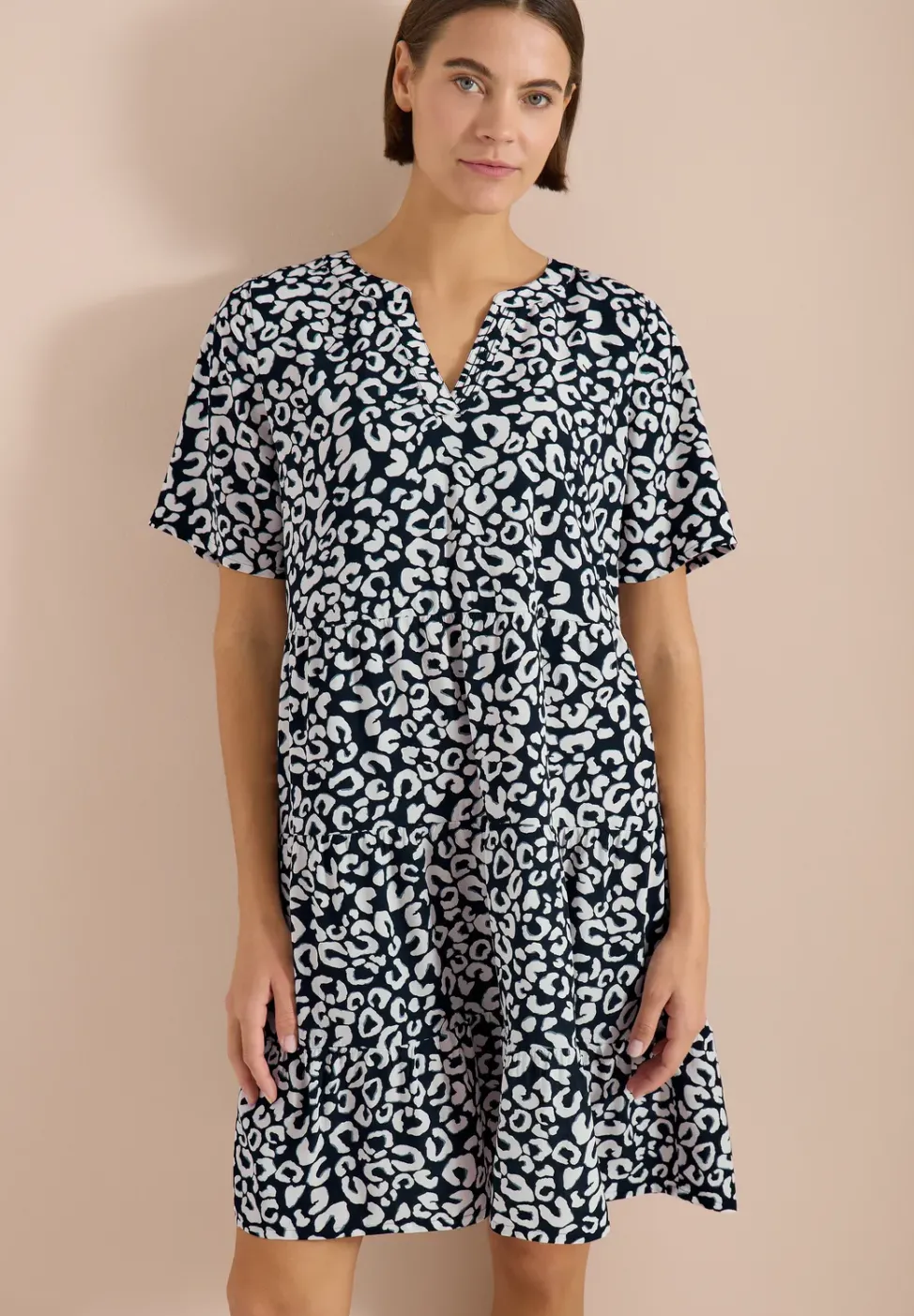 Knielanges Kleid in Crepe-Struktur
