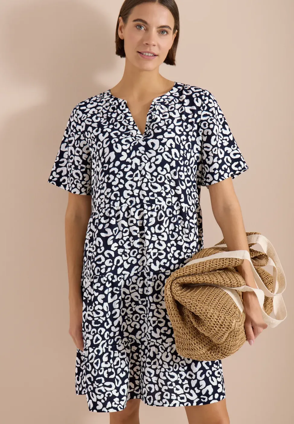 Knielanges Kleid in Crepe-Struktur