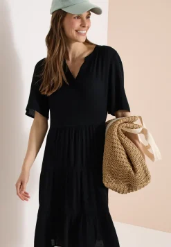 Knielanges Kleid in Crepe-Struktur