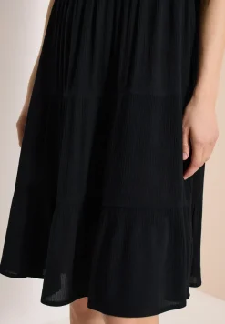 Knielanges Kleid in Crepe-Struktur