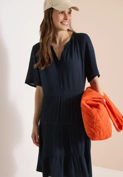 Knielanges Kleid in Crepe-Struktur