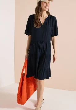 Knielanges Kleid in Crepe-Struktur