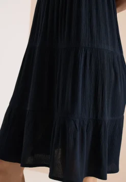 Knielanges Kleid in Crepe-Struktur