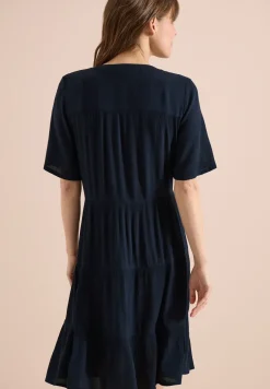 Knielanges Kleid in Crepe-Struktur
