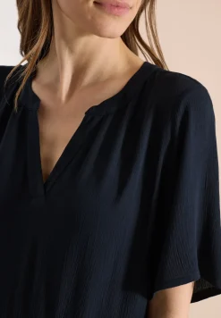 Knielanges Kleid in Crepe-Struktur
