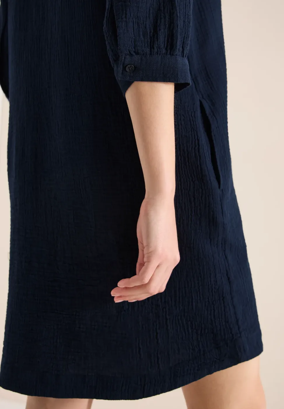 Knielanges Kleid in Musselin-Qualität