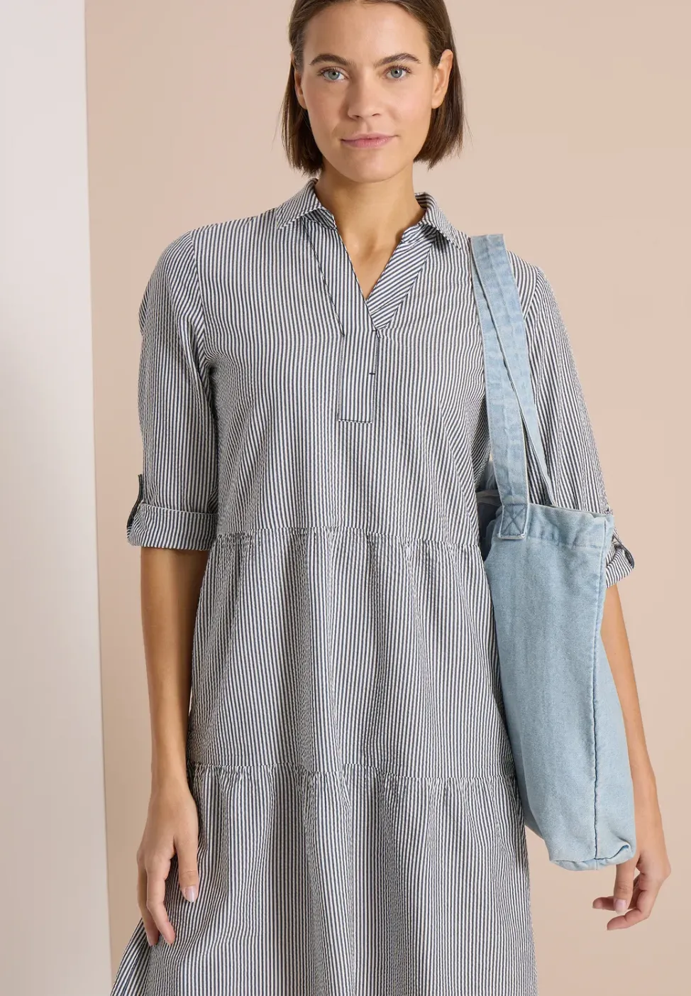 Knielanges Kleid in Seersuckerqualität
