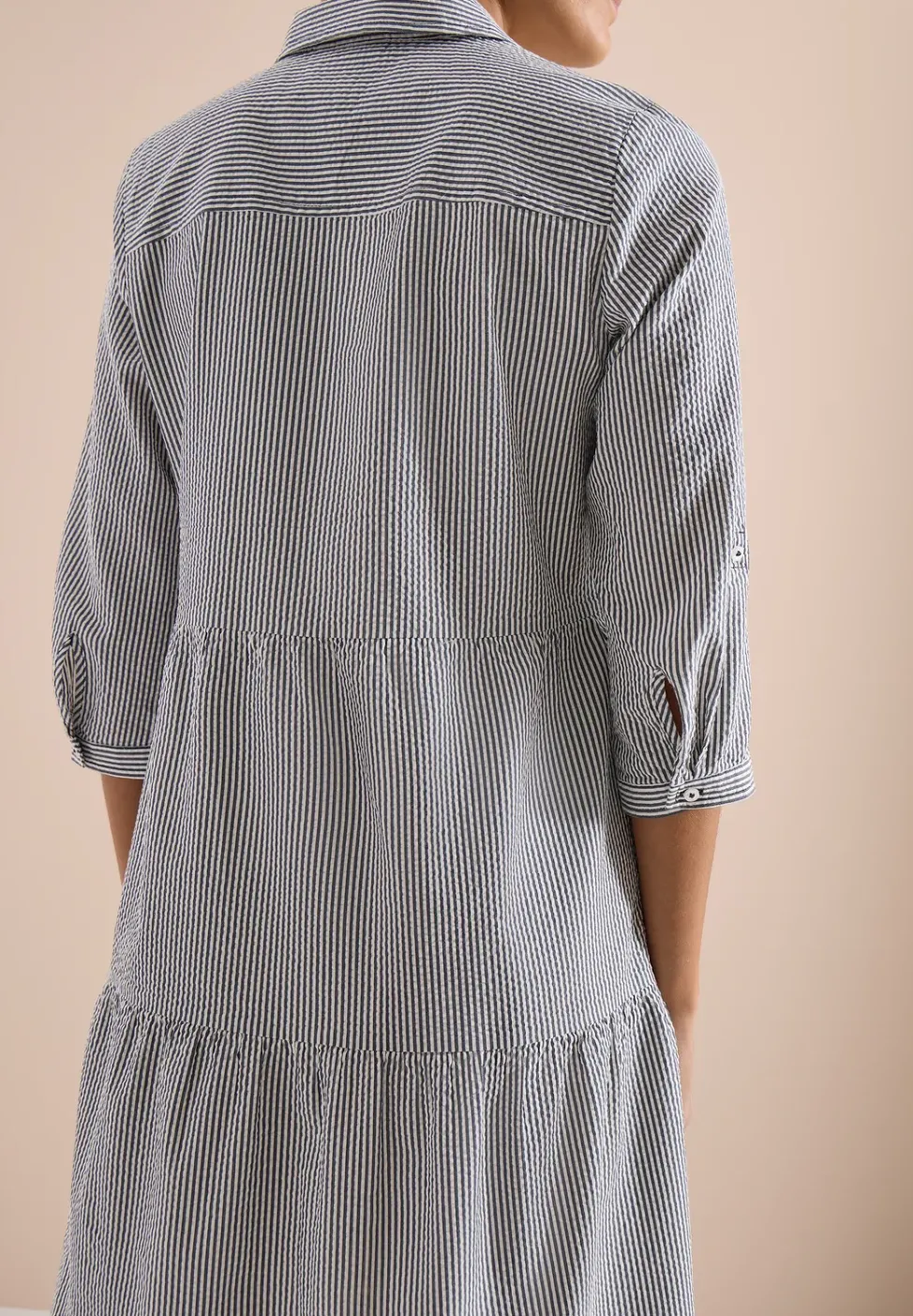 Knielanges Kleid in Seersuckerqualität