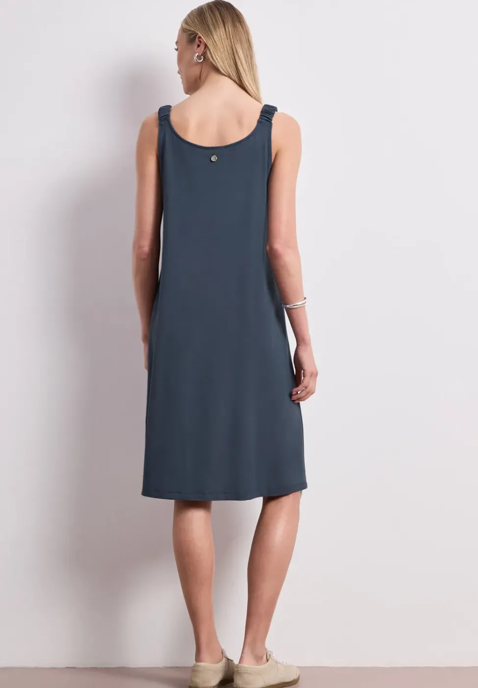 Knielanges Kleid mit gerafften Trägern