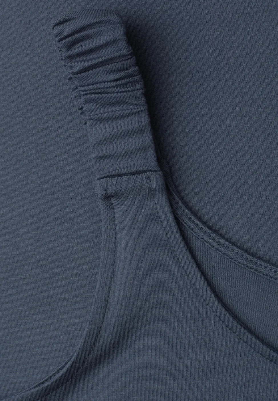 Knielanges Kleid mit gerafften Trägern