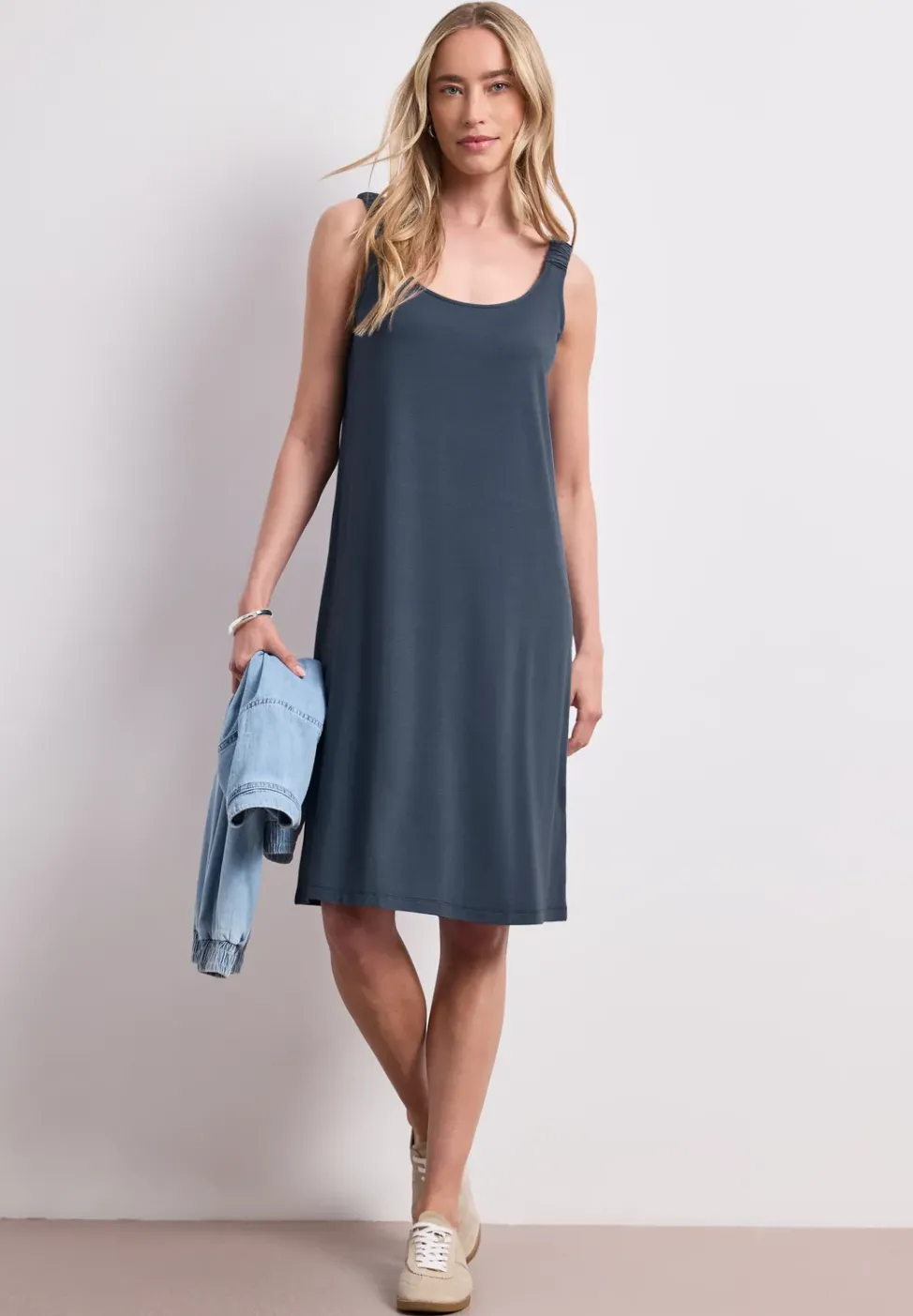 Knielanges Kleid mit gerafften Trägern