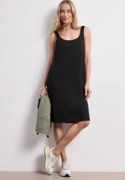 Knielanges Kleid mit gerafften Trägern