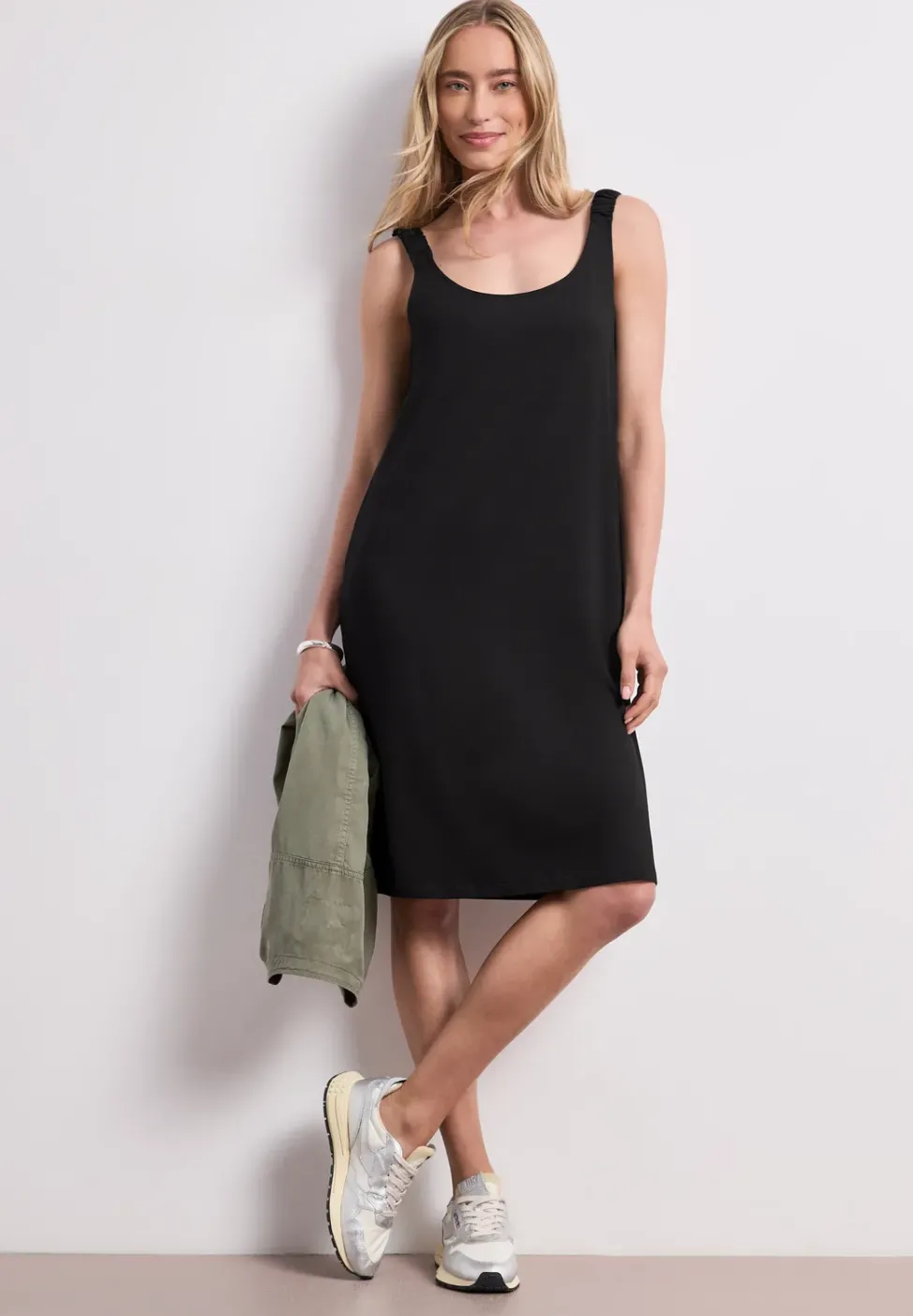 Knielanges Kleid mit gerafften Trägern