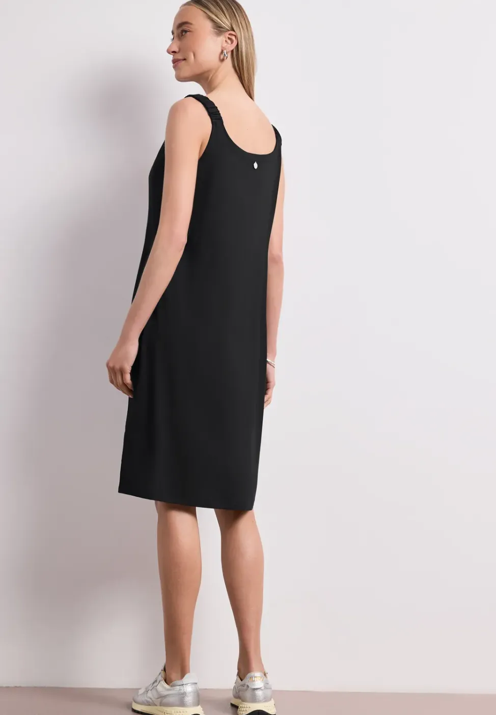 Knielanges Kleid mit gerafften Trägern