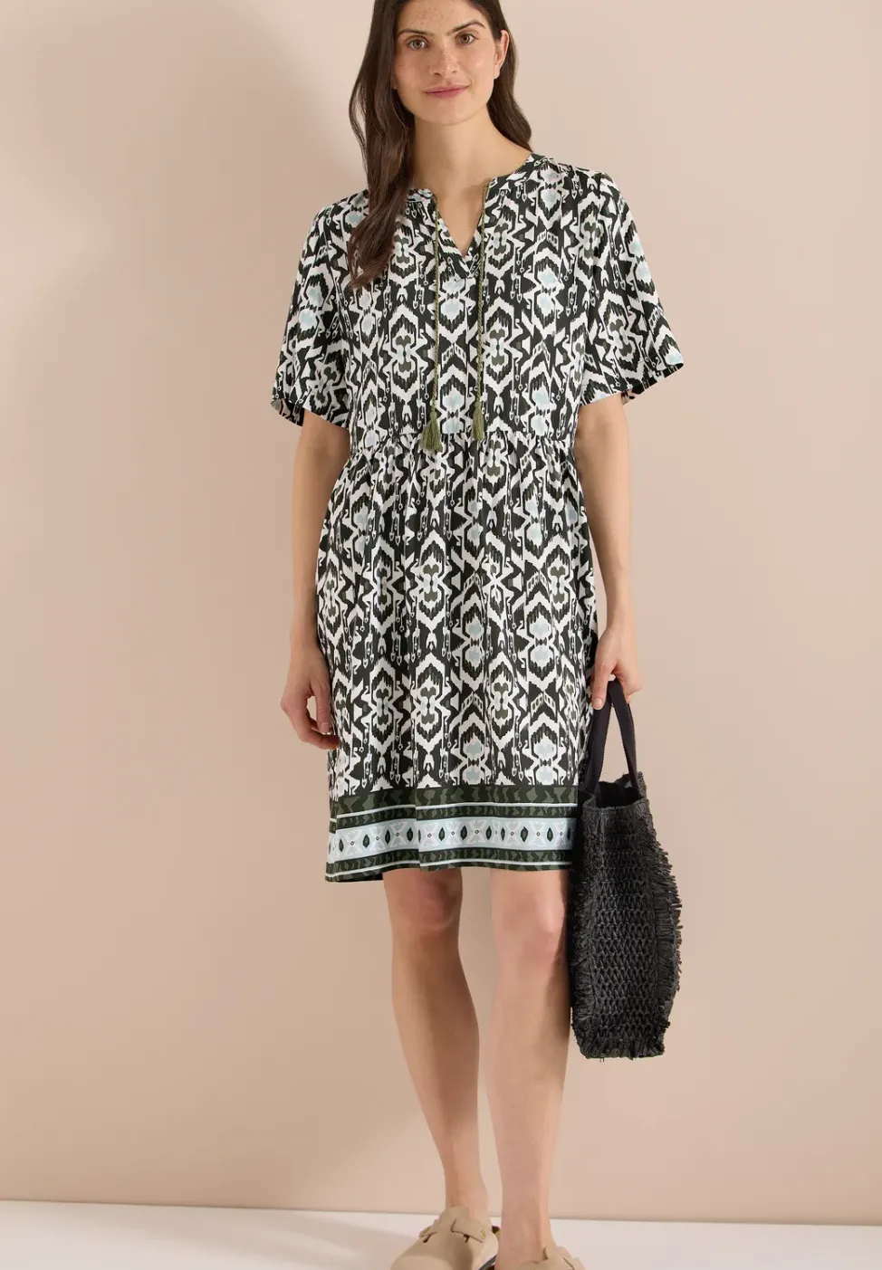 Knielanges Kleid mit grafischem Muster