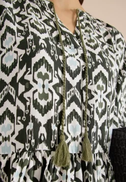 Knielanges Kleid mit grafischem Muster