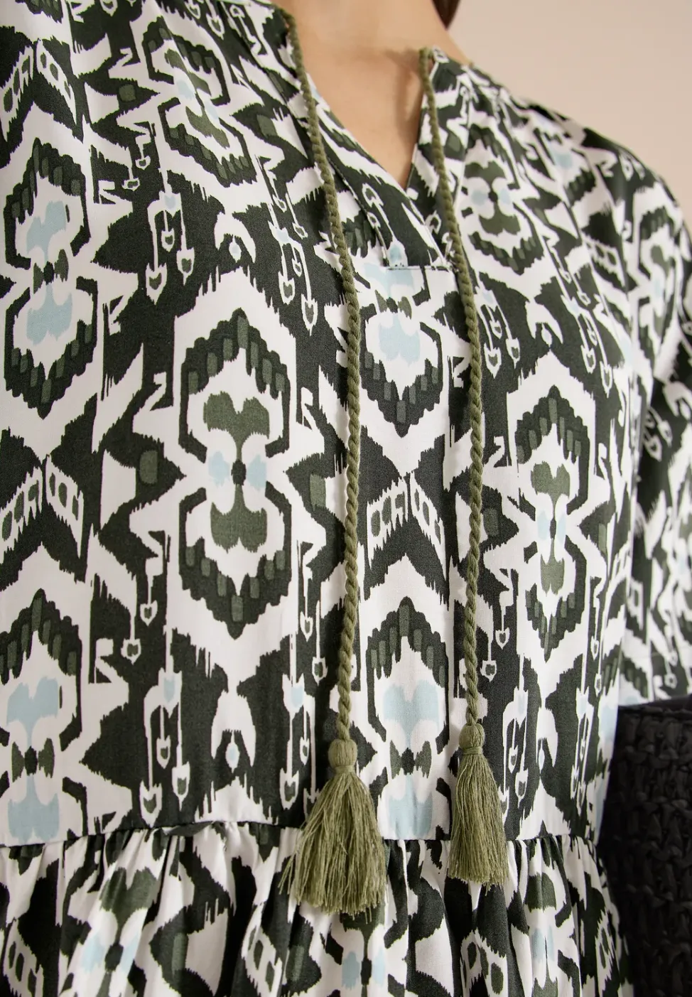 Knielanges Kleid mit grafischem Muster