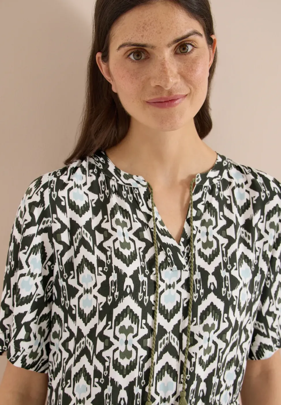 Knielanges Kleid mit grafischem Muster