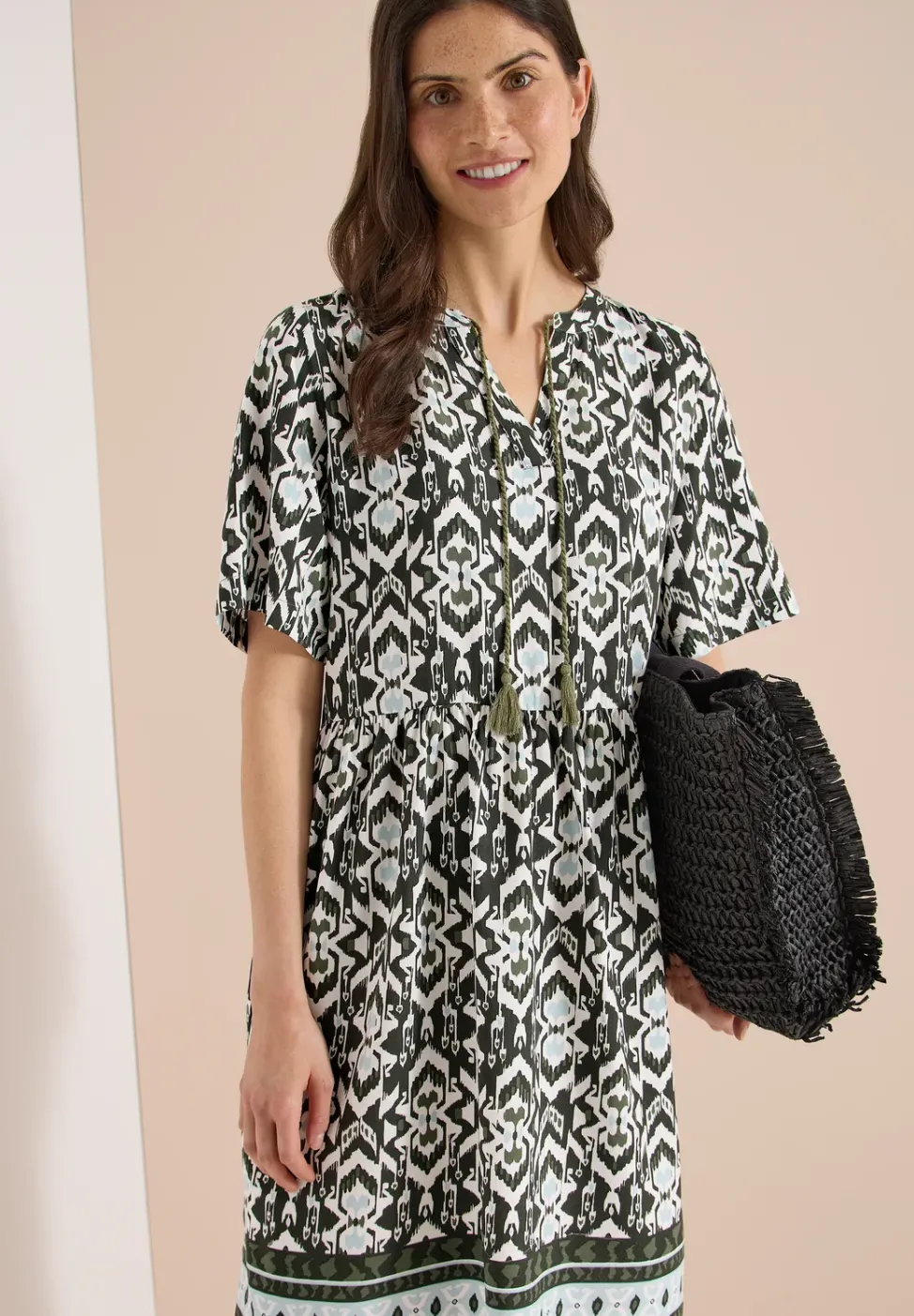 Knielanges Kleid mit grafischem Muster