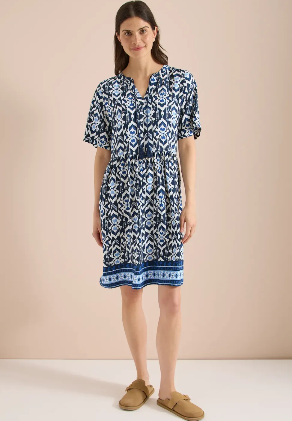 Knielanges Kleid mit grafischem Muster