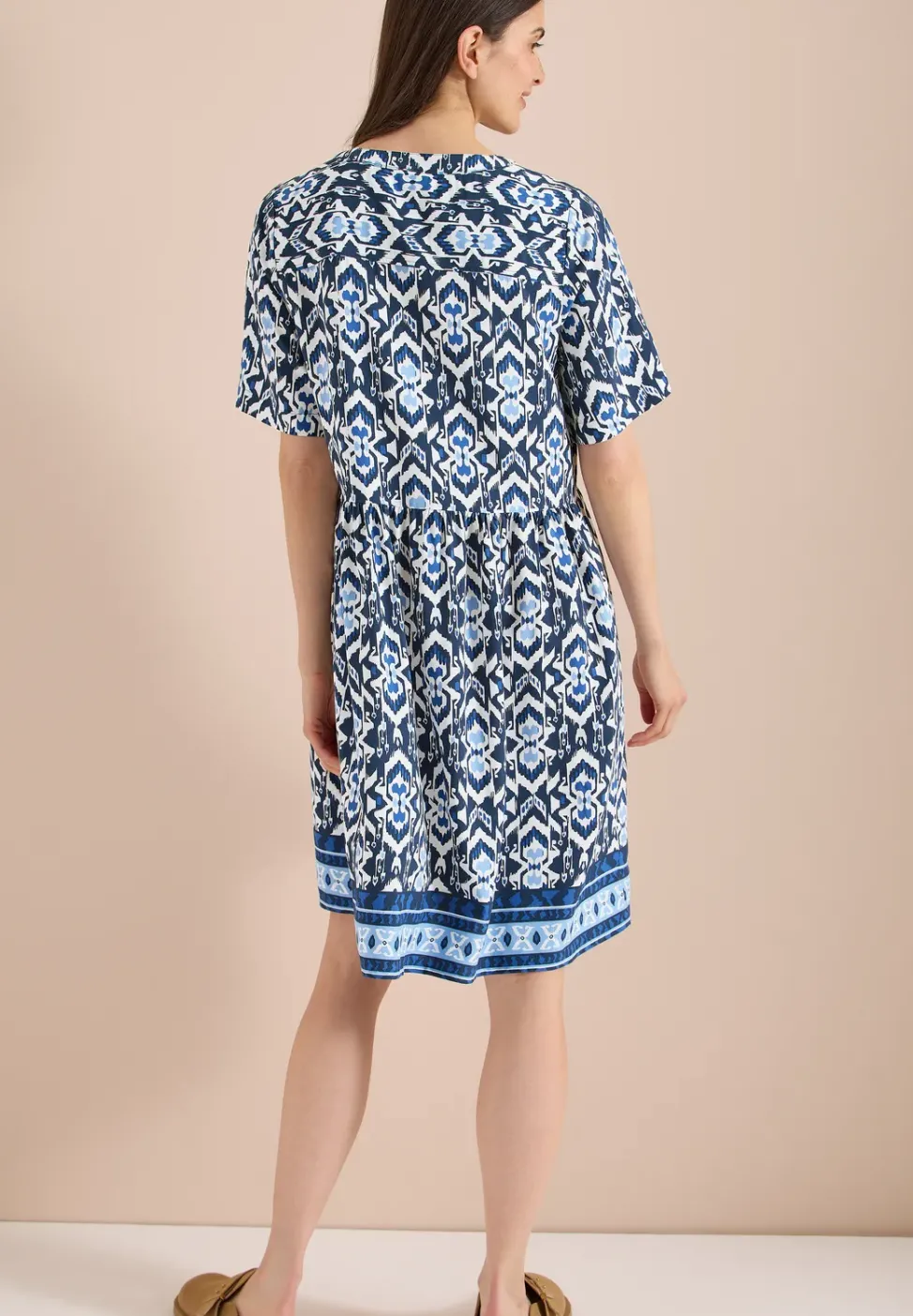 Knielanges Kleid mit grafischem Muster