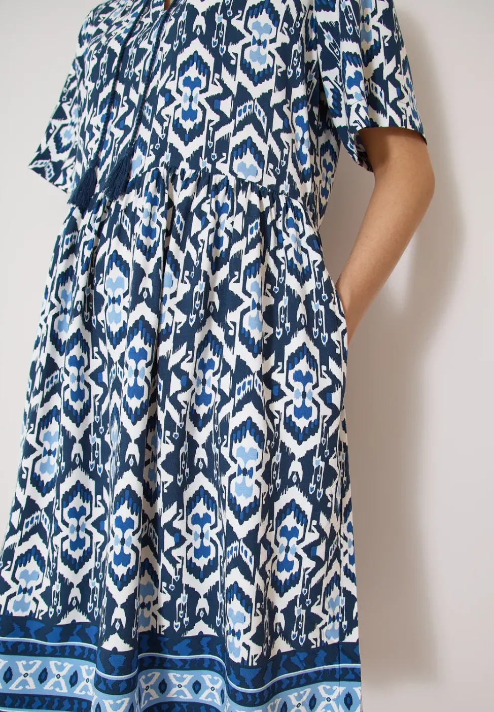Knielanges Kleid mit grafischem Muster