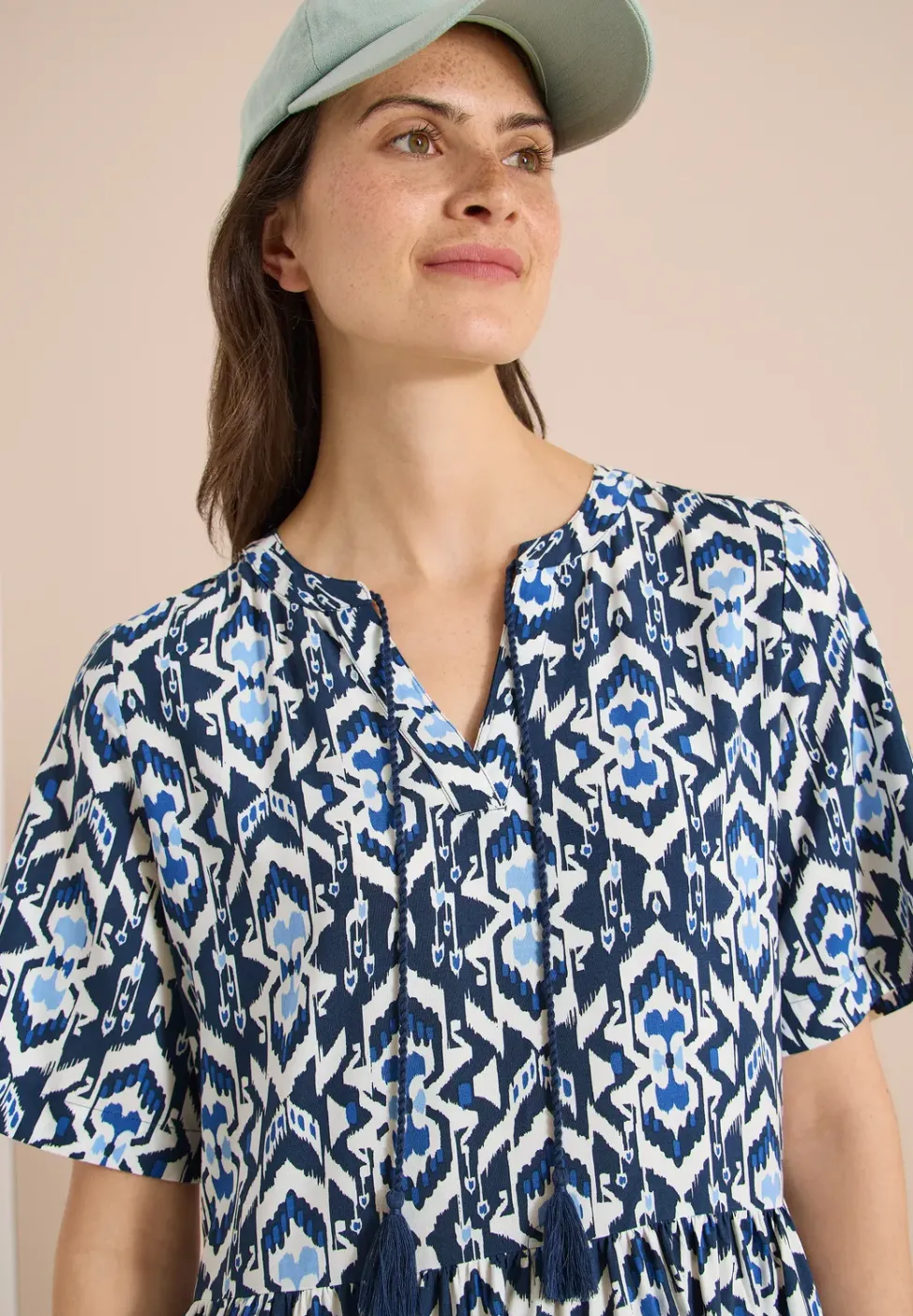 Knielanges Kleid mit grafischem Muster