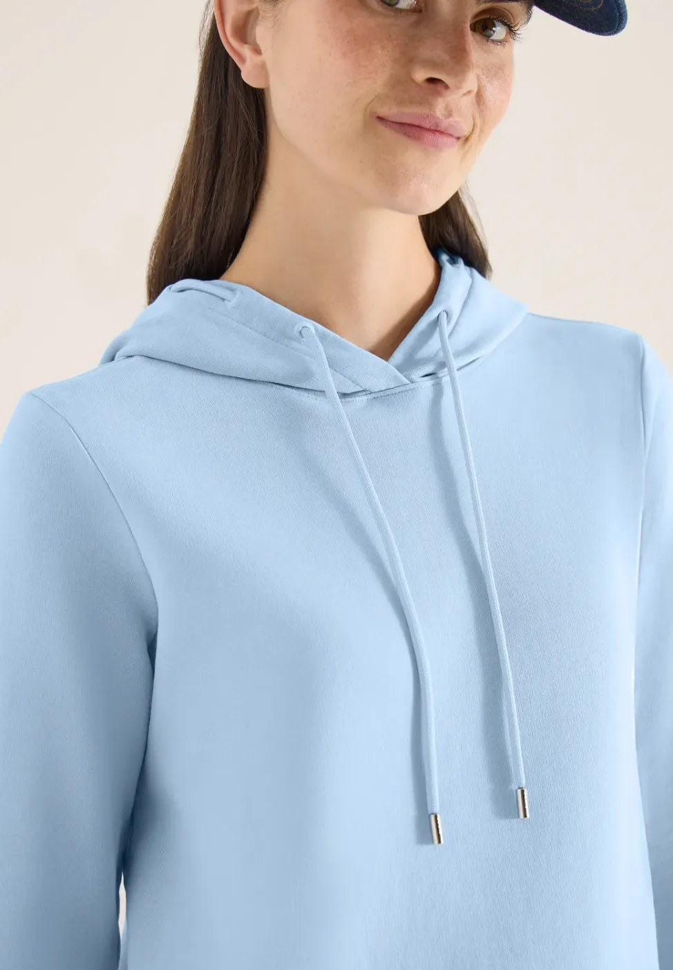 Knielanges Kleid mit Kapuze