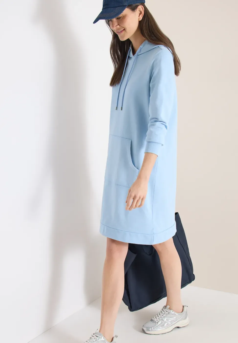 Knielanges Kleid mit Kapuze