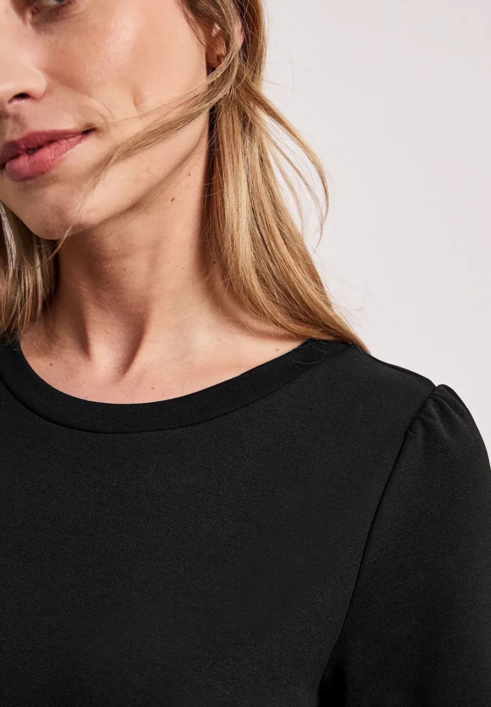 Knielanges Kleid mit Raffung