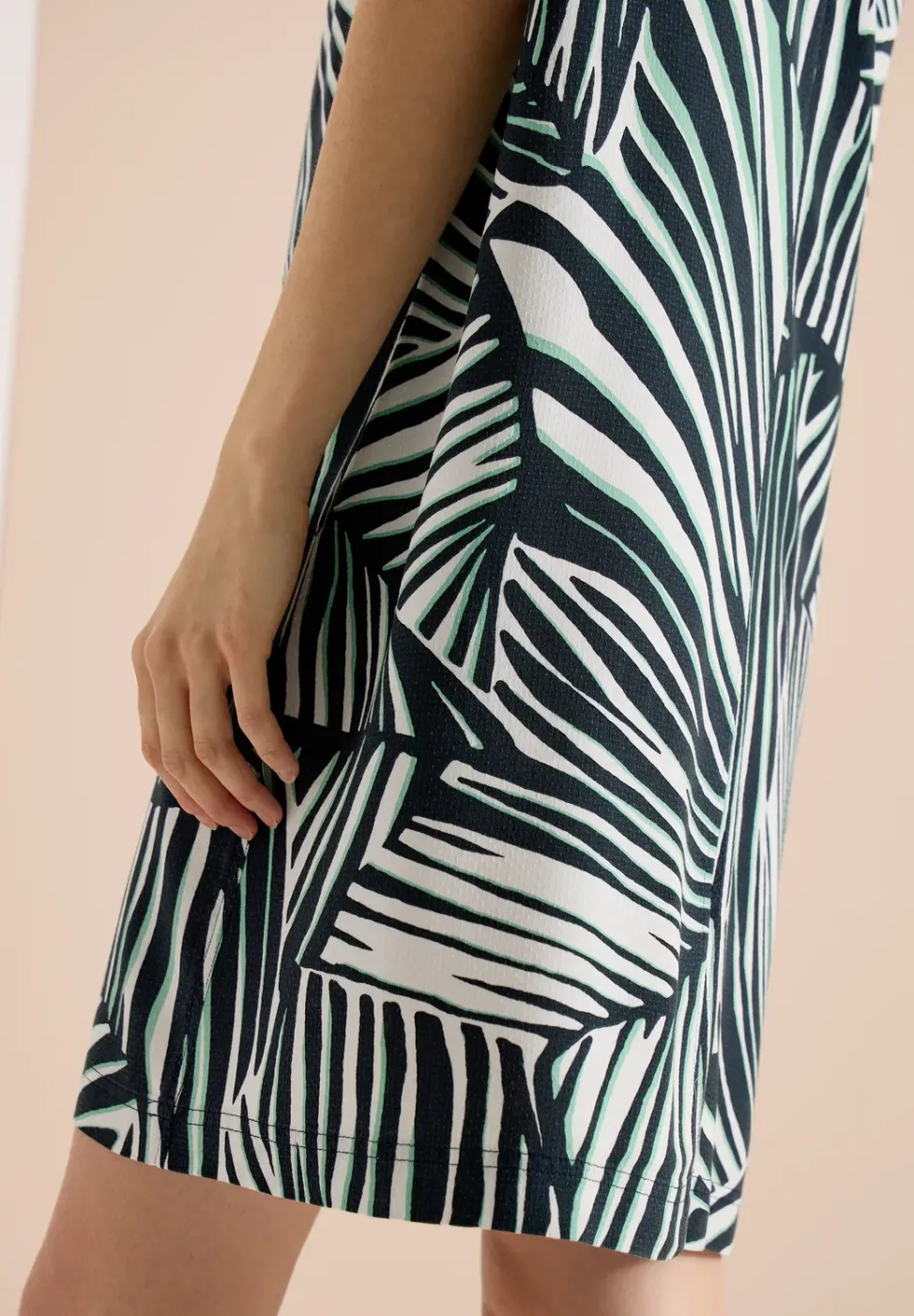Knielanges Kleid mit Rounded V-Neck