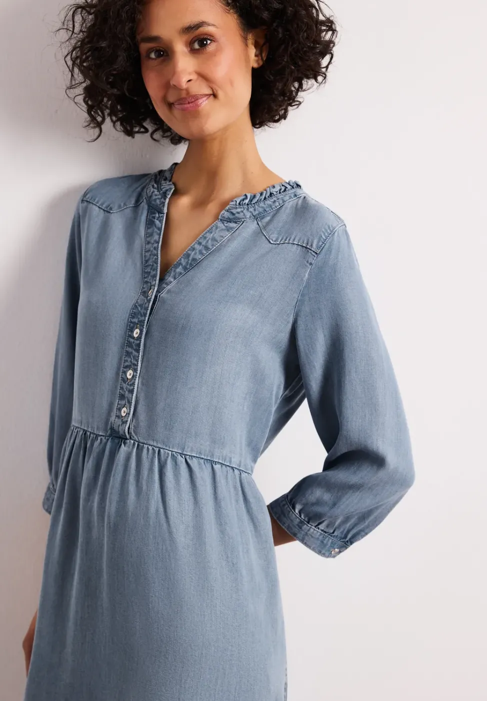 Knielanges Kleid mit Rüschen im Denim-Look