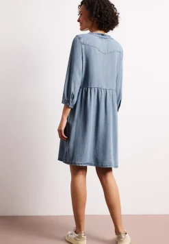 Knielanges Kleid mit Rüschen im Denim-Look