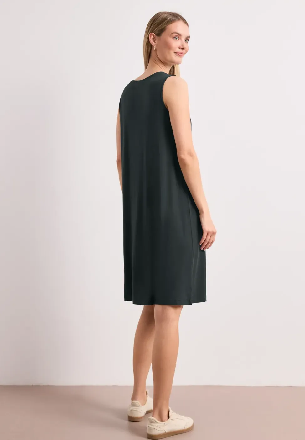 Knielanges Kleid mit Schnallendetail