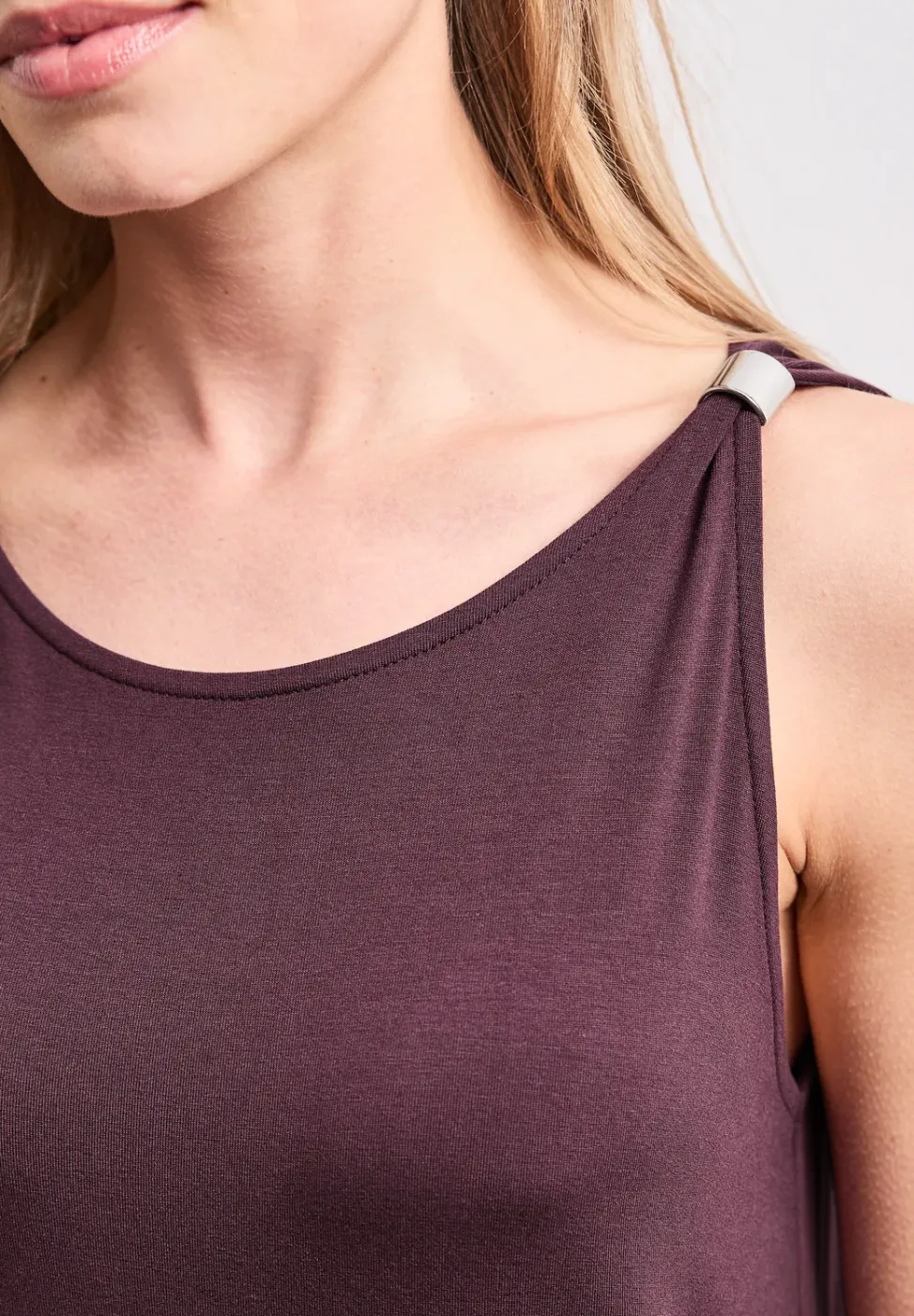 Knielanges Kleid mit Schnallendetail