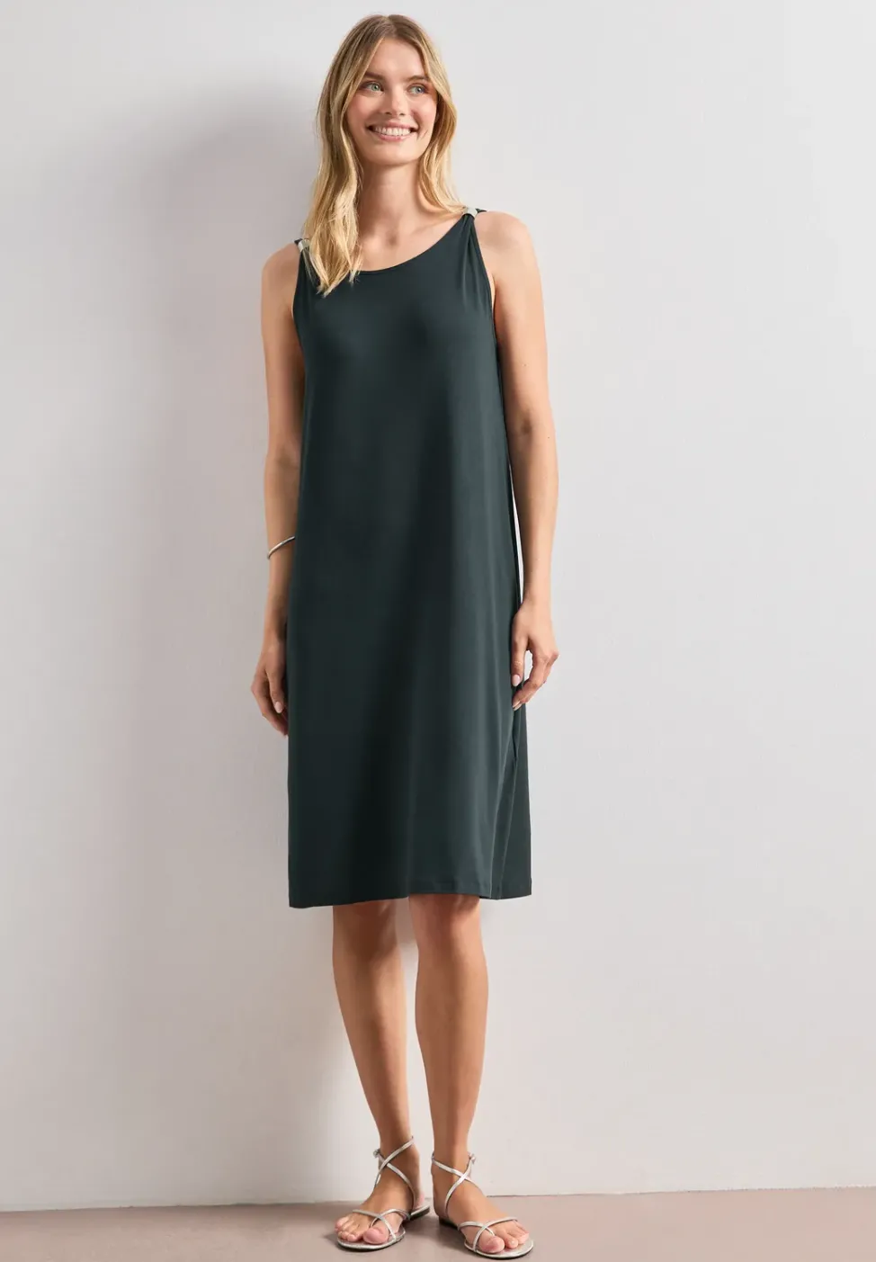 Knielanges Kleid mit Schnallendetail