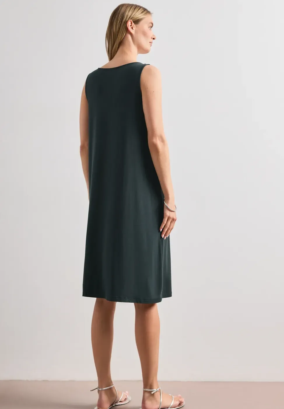 Knielanges Kleid mit Schnallendetail