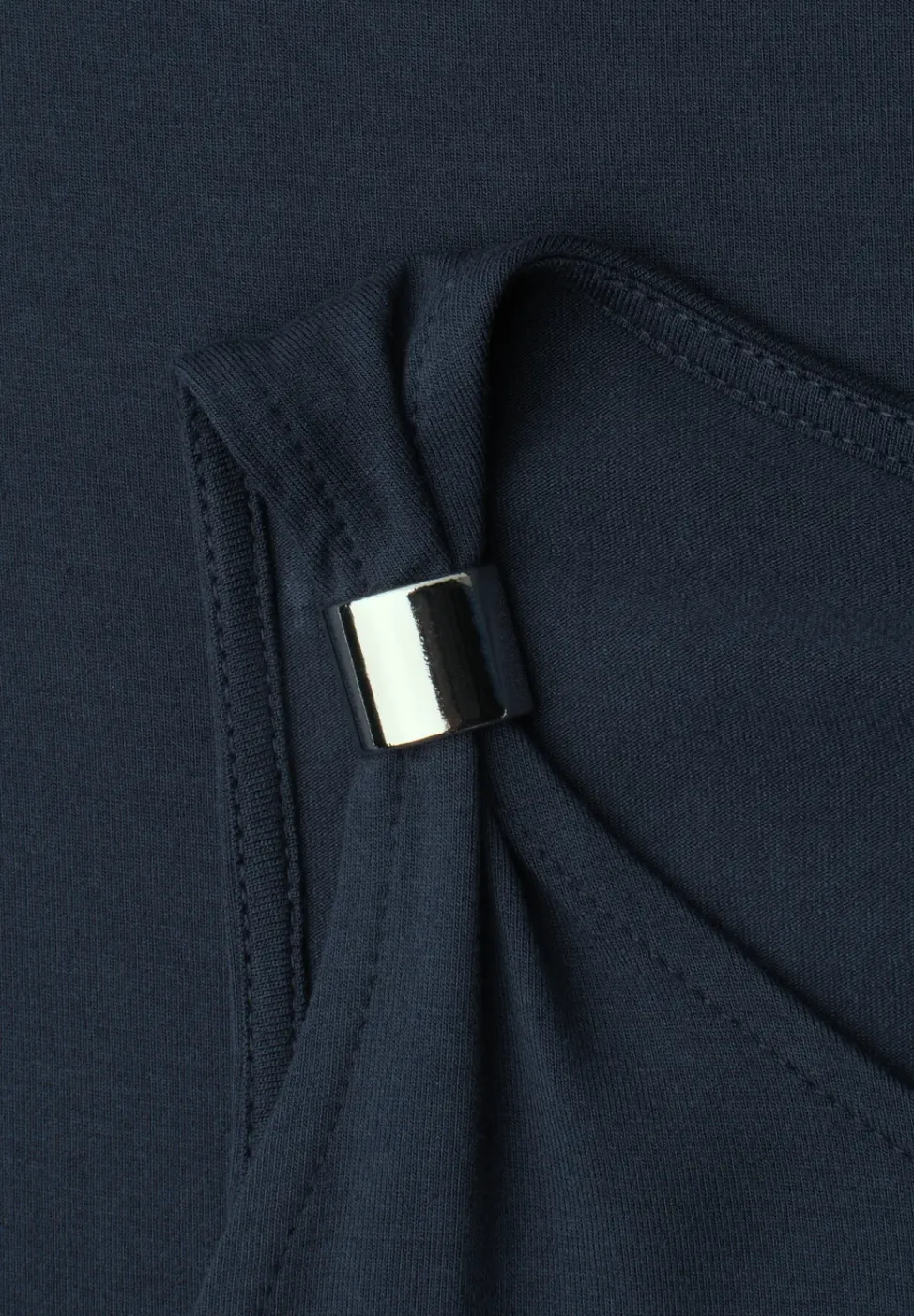 Knielanges Kleid mit Schnallendetail