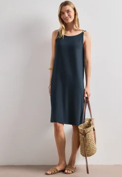 Knielanges Kleid mit Schnallendetail