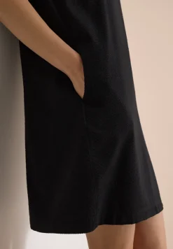 Knielanges Kleid mit Seersuckerstruktur