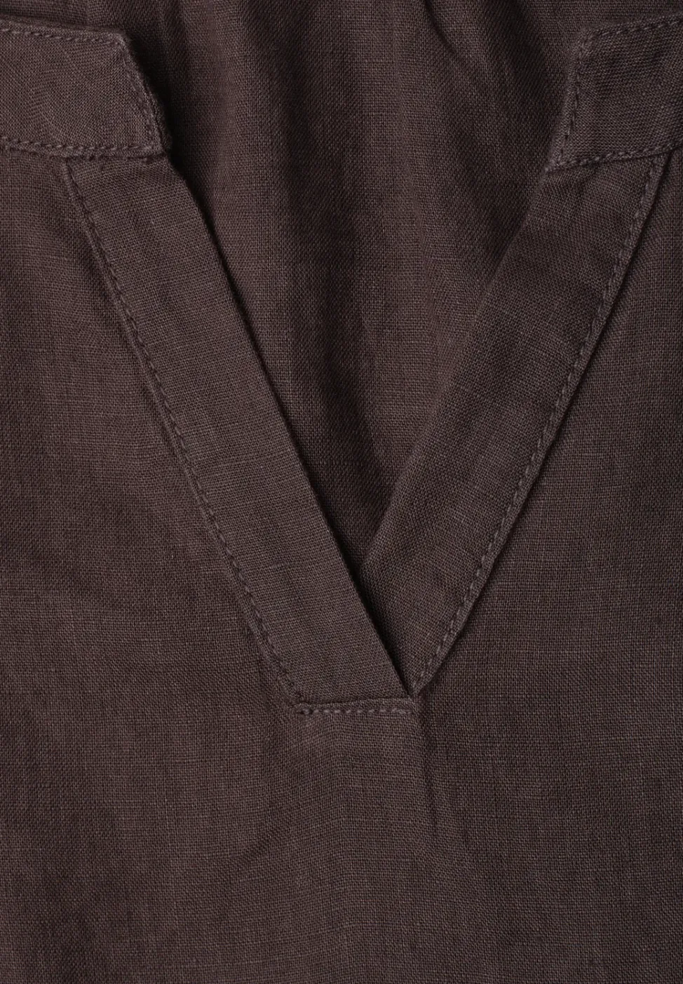 Knielanges Kleid mit Split Neck aus Leinen