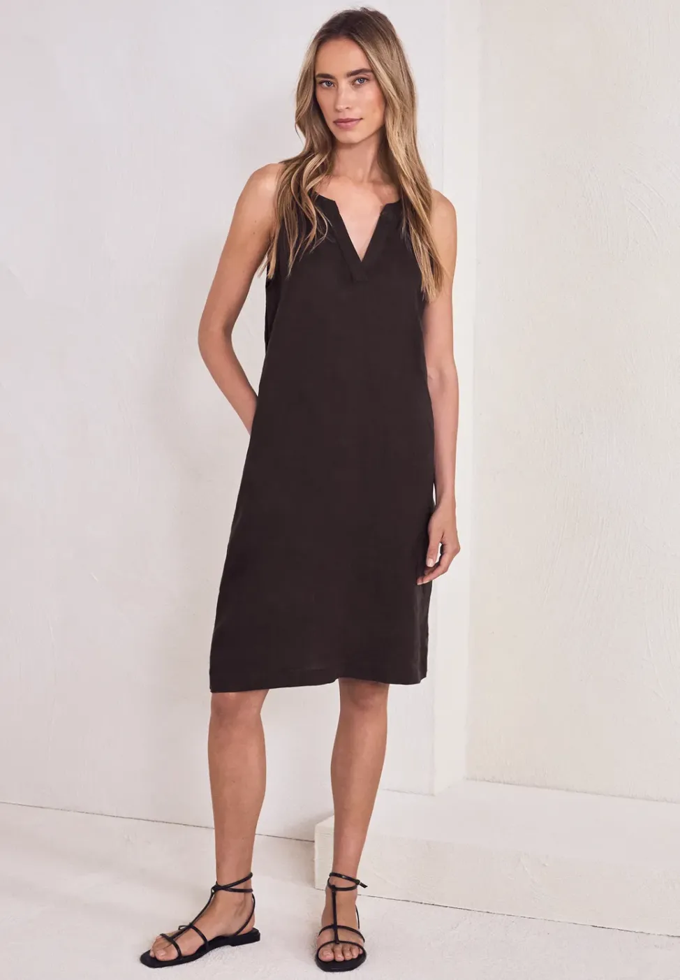 Knielanges Kleid mit Split Neck aus Leinen