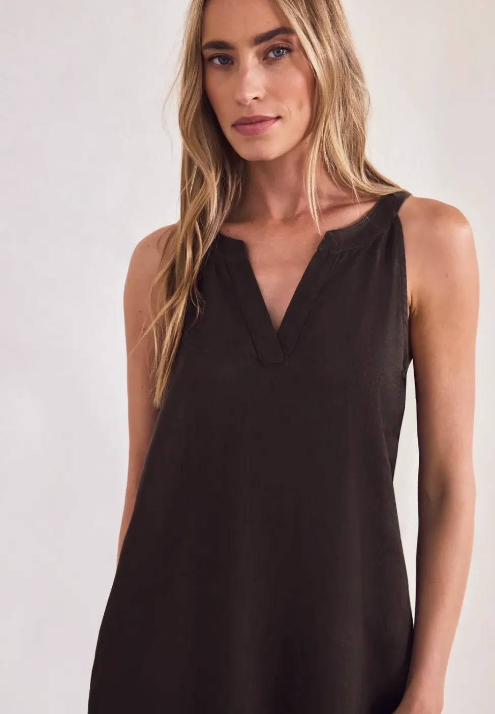 Knielanges Kleid mit Split Neck aus Leinen
