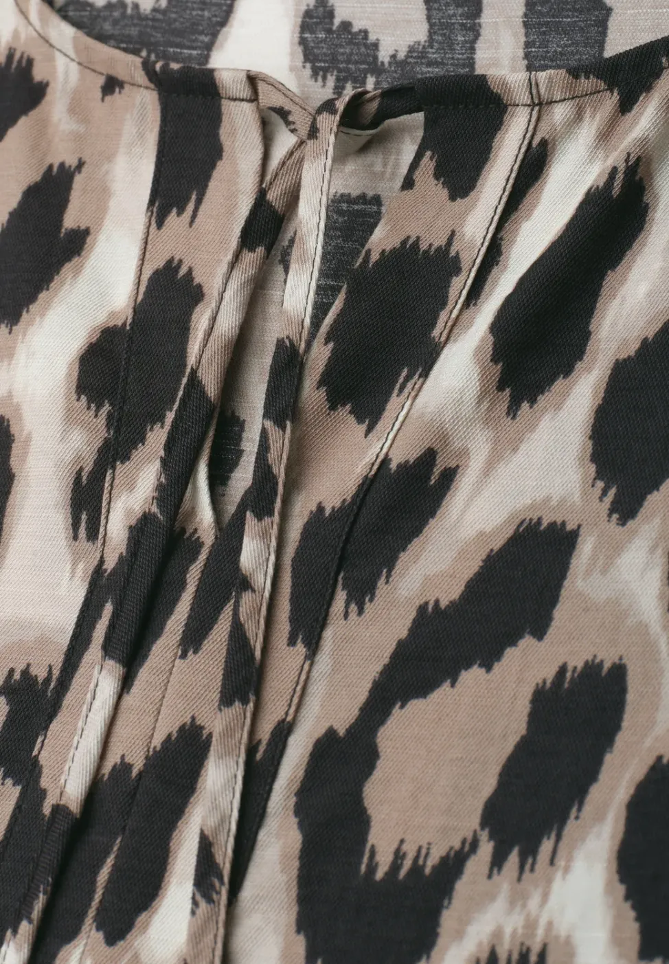 Knielanges Kleid mit Split Neck und Print
