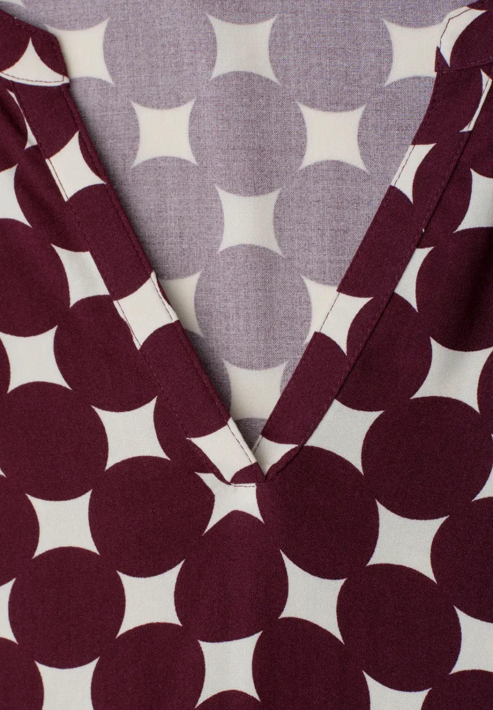 Knielanges Kleid mit Split Neck und Print