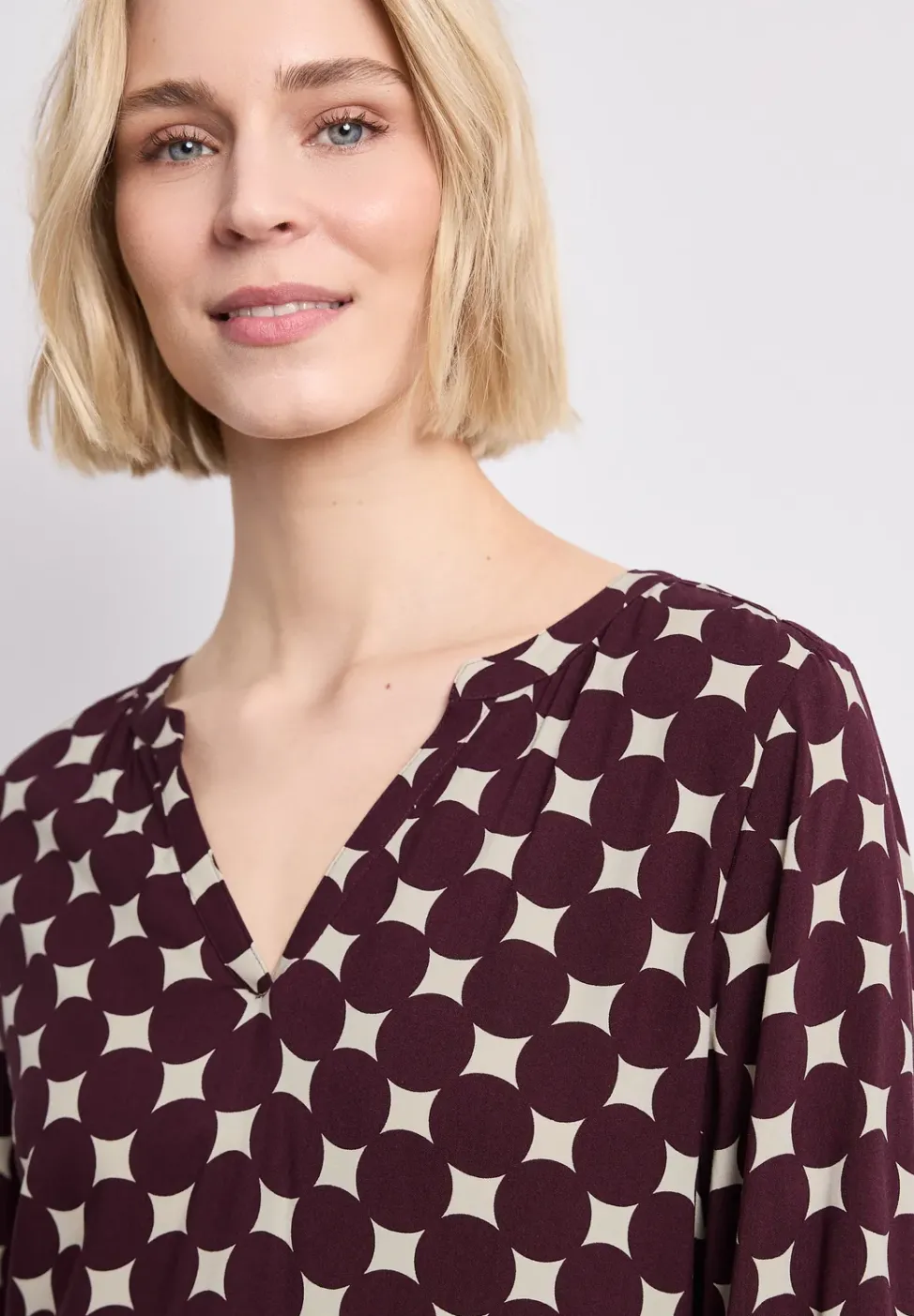 Knielanges Kleid mit Split Neck und Print