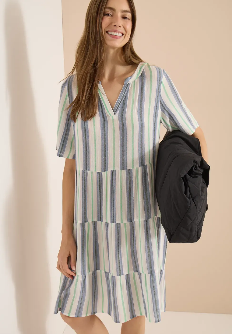 Knielanges Kleid mit Split Neck und Streifen