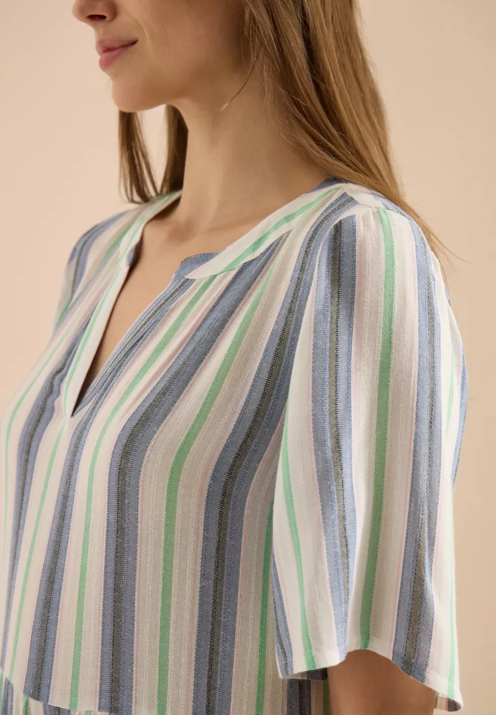 Knielanges Kleid mit Split Neck und Streifen